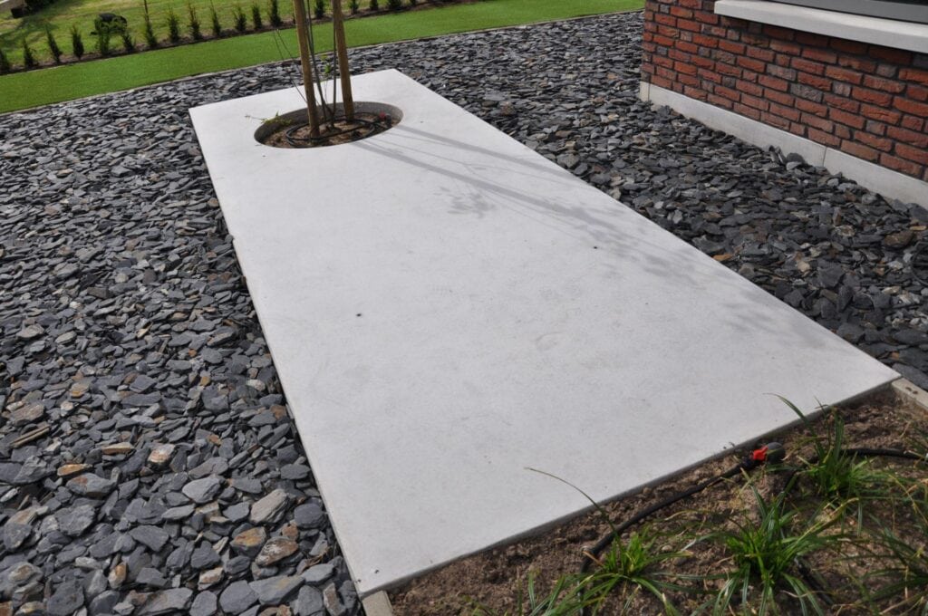 Boomplaat en plantenbak met waterpartij