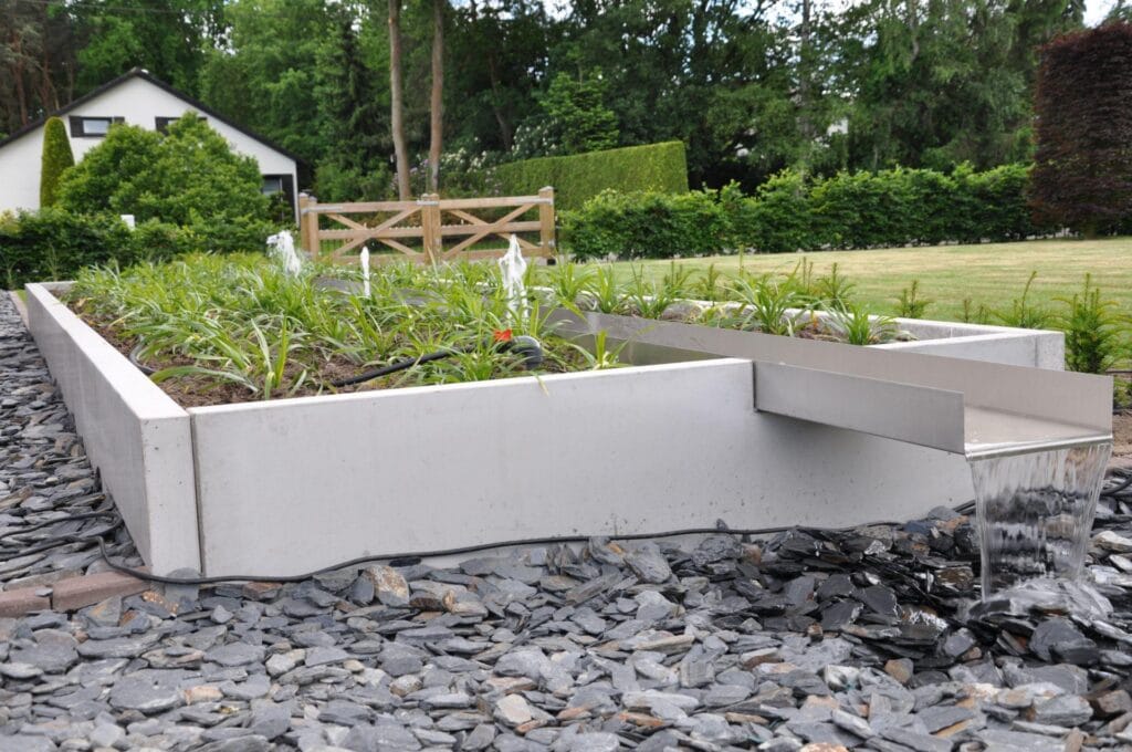 Boomplaat en plantenbak met waterpartij