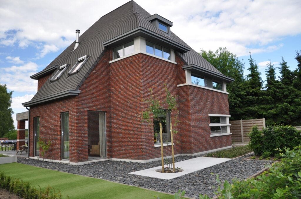 Boomplaat en plantenbak met waterpartij