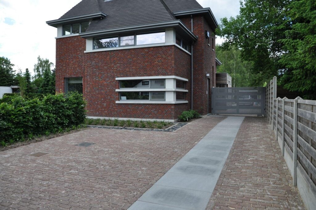 Boomplaat en plantenbak met waterpartij
