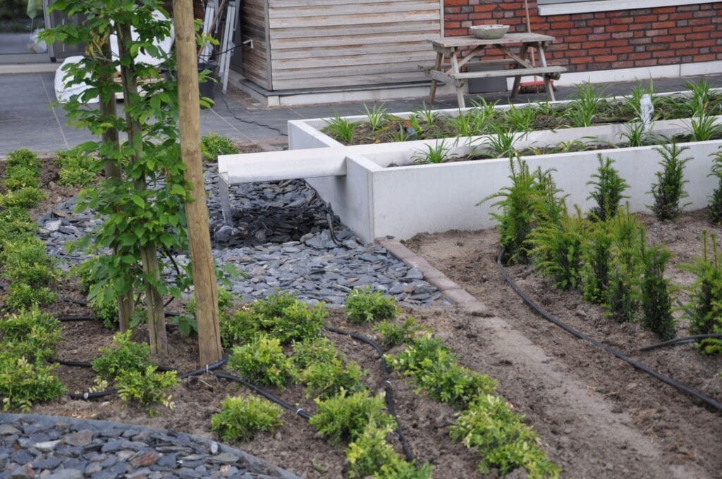 Boomplaat en plantenbak met waterpartij