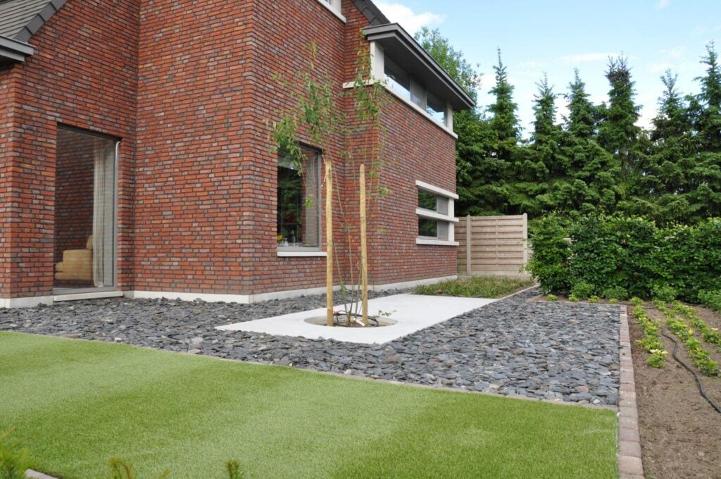 Boomplaat en plantenbak met waterpartij