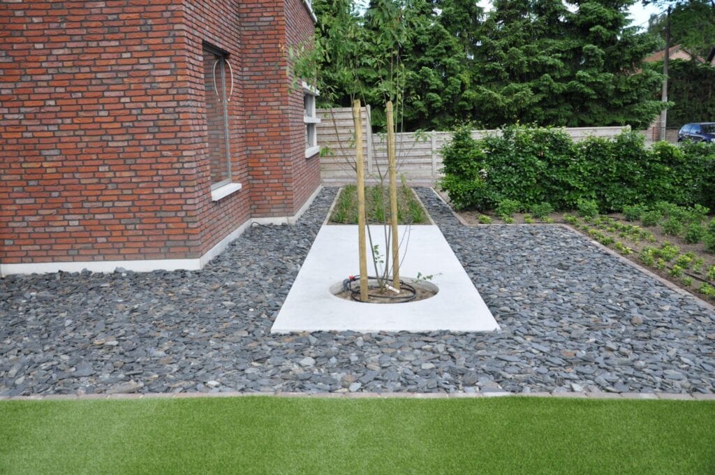 Boomplaat en plantenbak met waterpartij