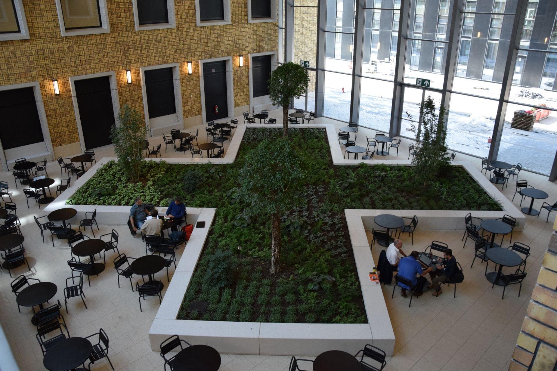 Tour&taxis - Herman Teirlinck gebouw - Zitranden binnentuin