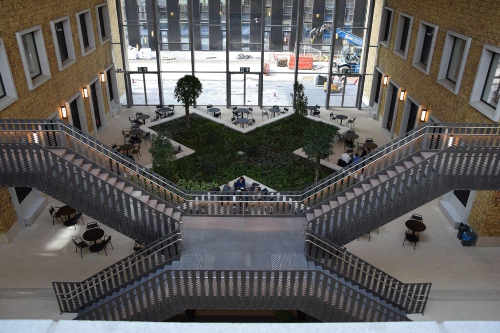 Tour&taxis - Herman Teirlinck gebouw - Zitranden binnentuin
