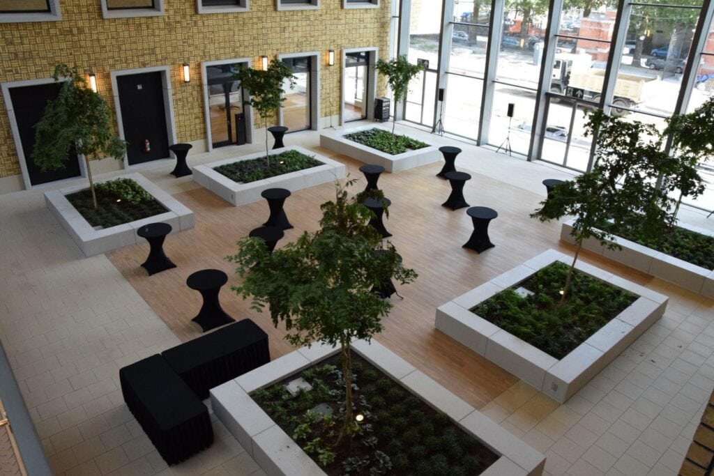 Tour&taxis - Herman Teirlinck gebouw - Zitranden binnentuin