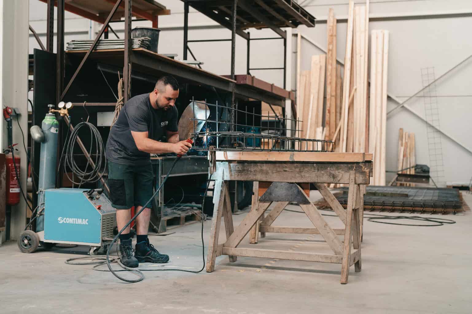 medewerker claes sierbeton in atelier laswerk
