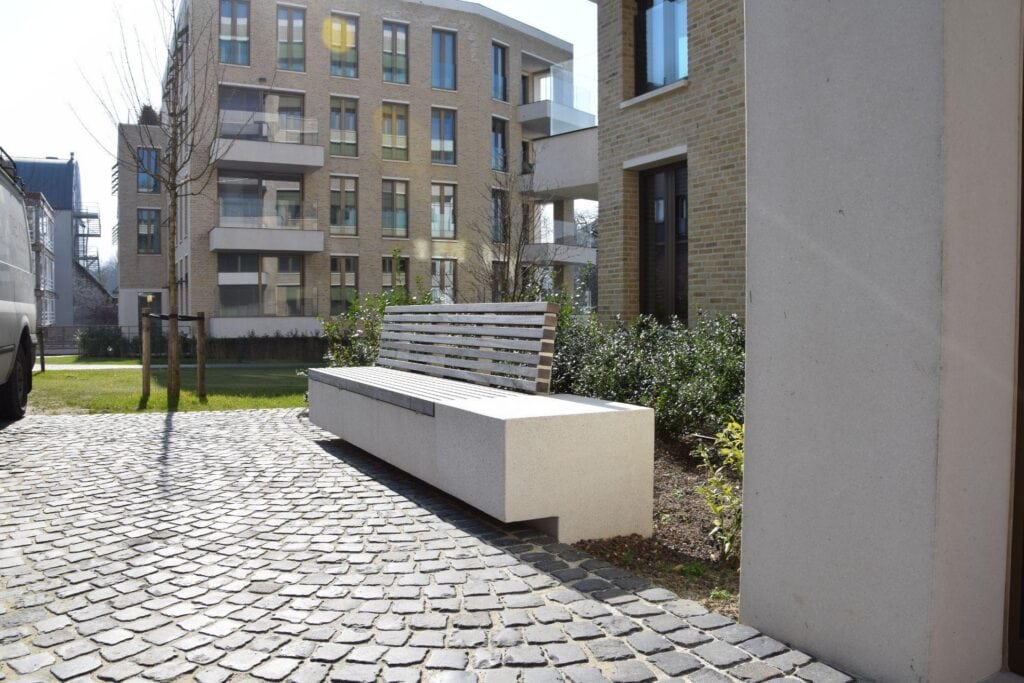 Leiekouter – zitbanken met houten zitting