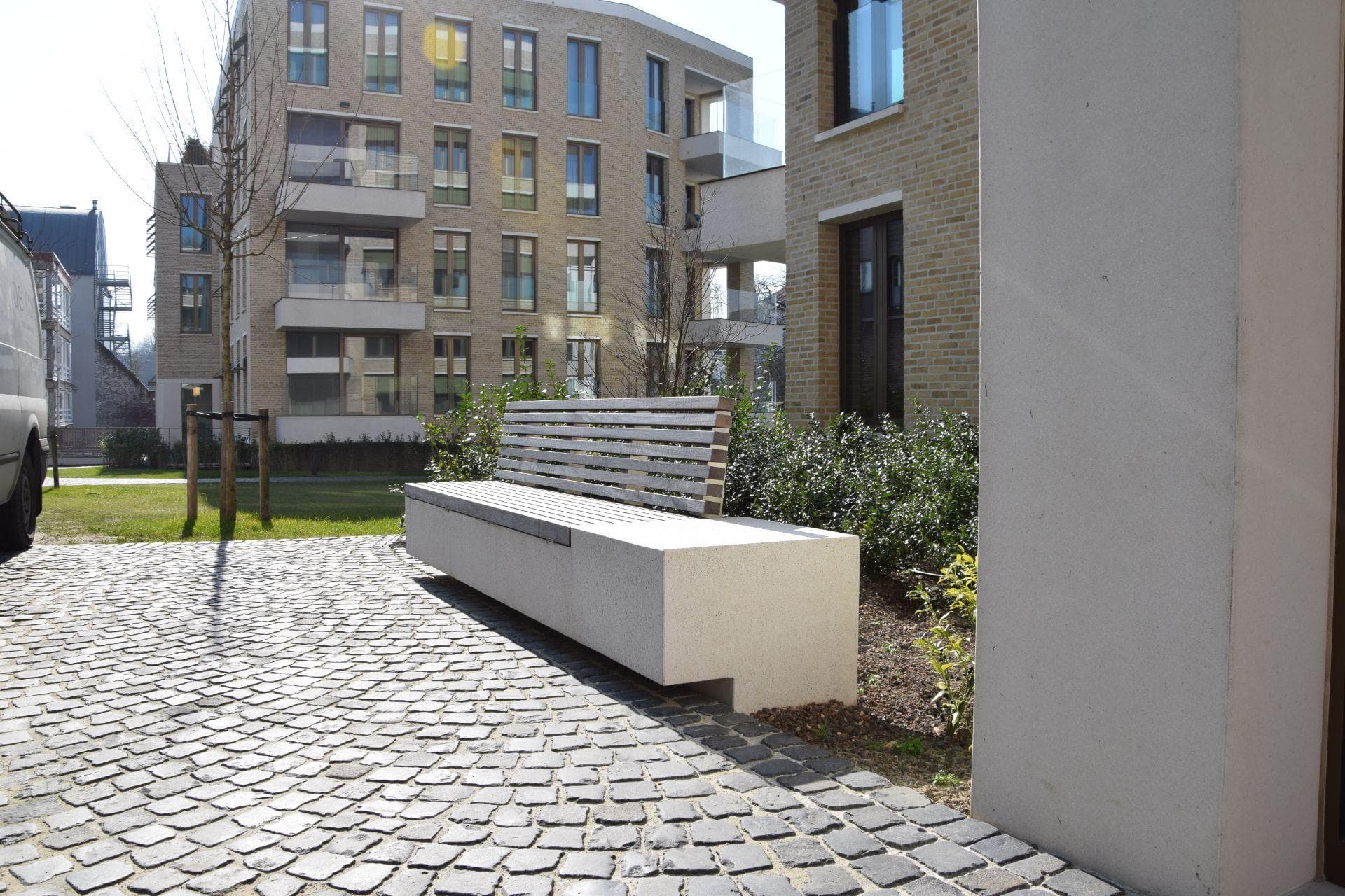 Leiekouter - zitbanken met houten zitting