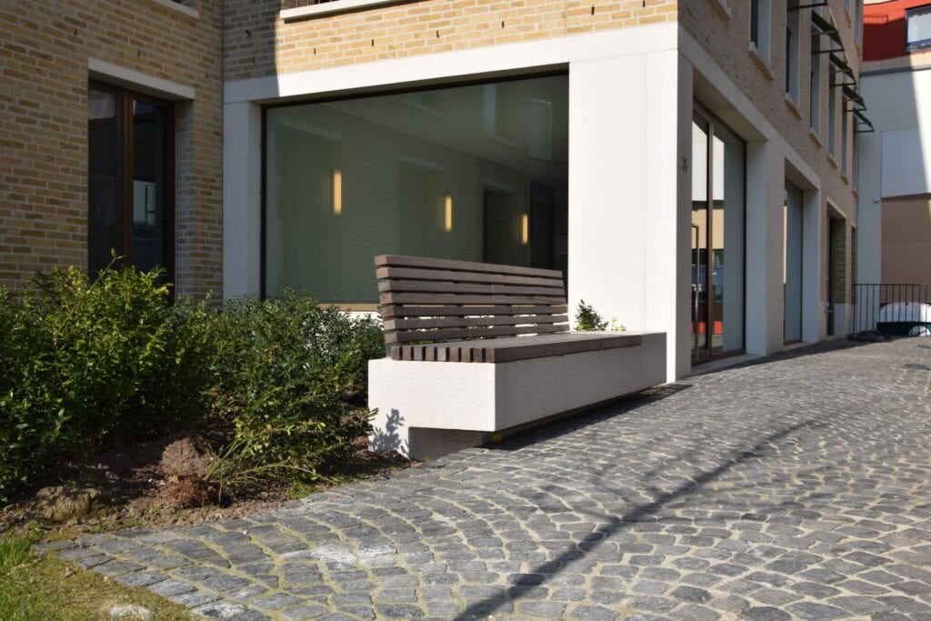 Leiekouter - zitbanken met houten zitting