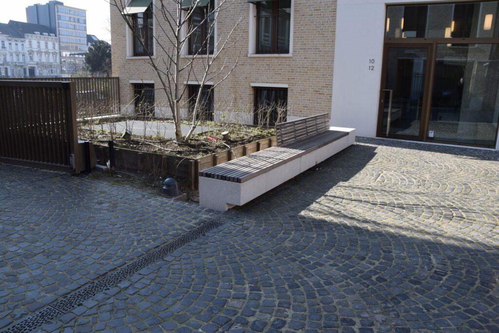 Leiekouter - zitbanken met houten zitting