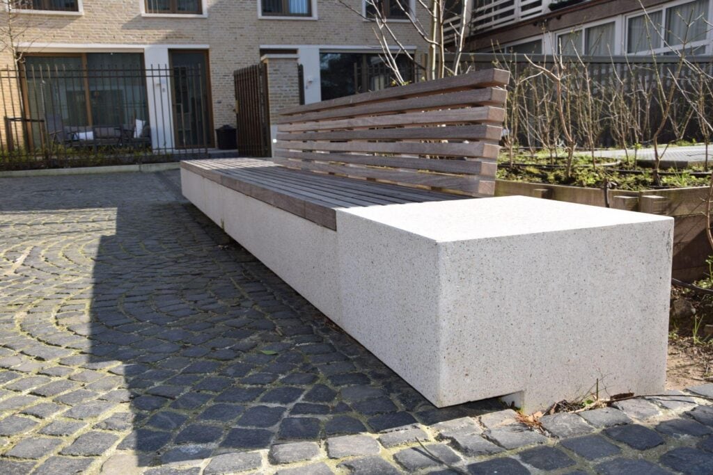 Leiekouter - zitbanken met houten zitting