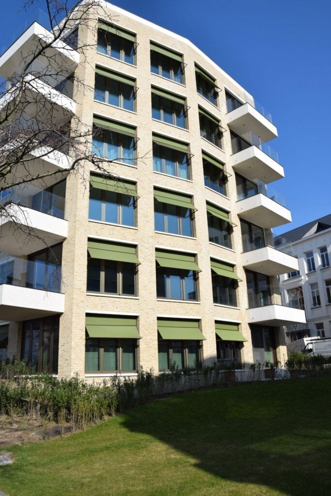 Leiekouter - zitbanken met houten zitting