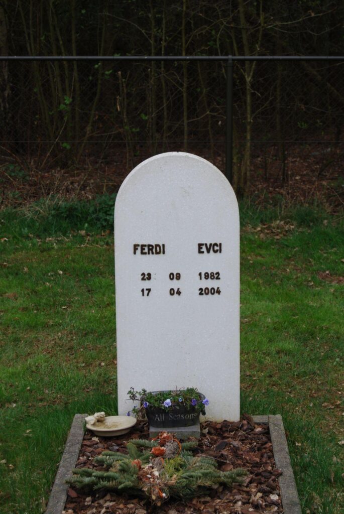 Grafkruis in gepolijst wit marmer sierbeton