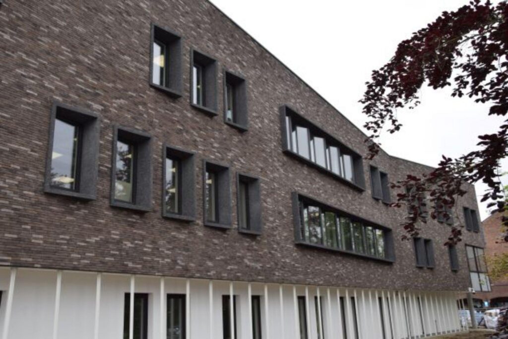 Politiekantoor - Raamkaders en gevelelementen