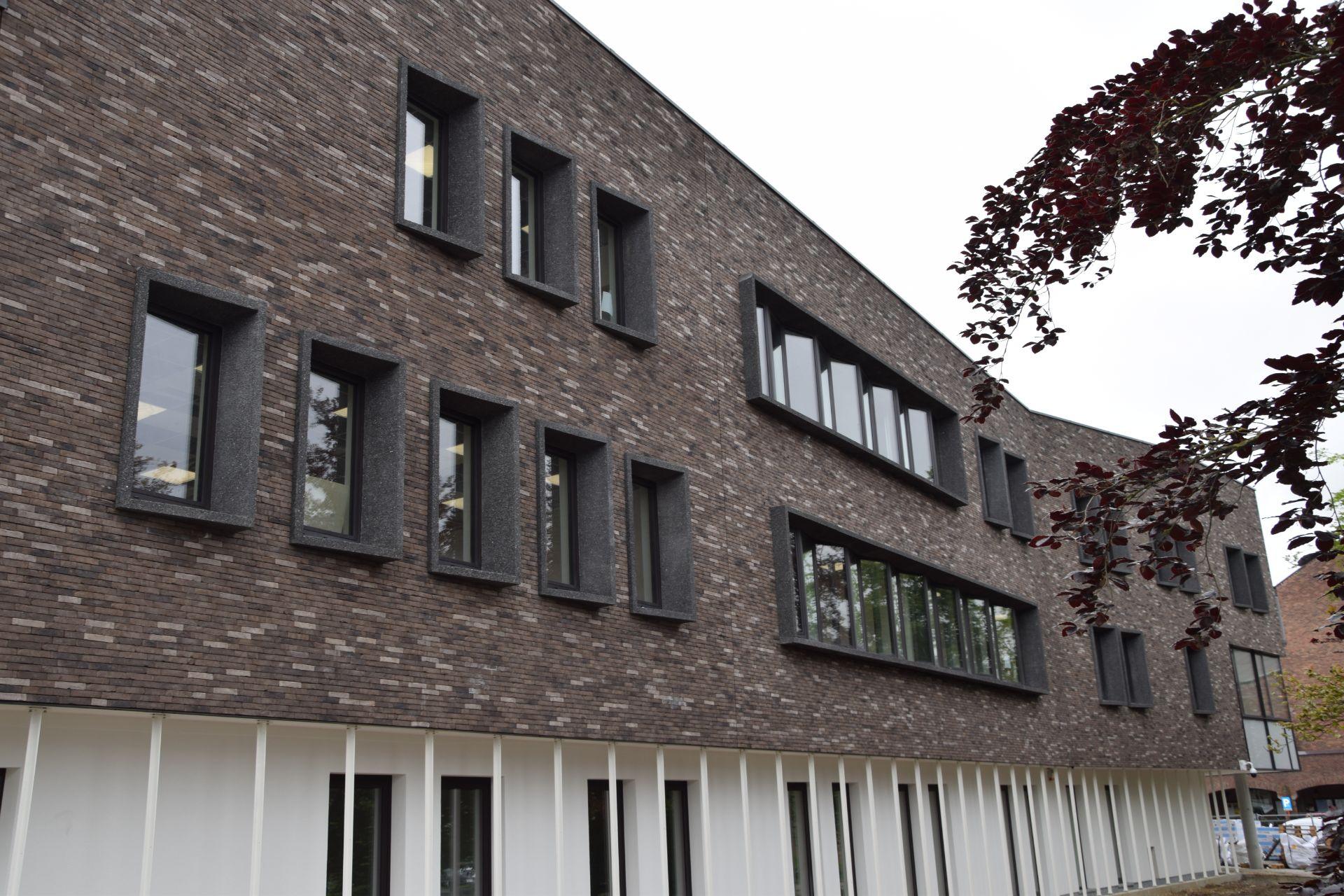 Politiekantoor - Raamkaders en gevelelementen
