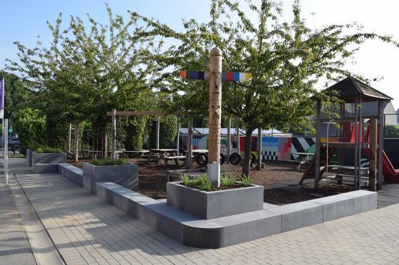 Basisschool inrichting speelplaats – Modu system modulair zitelementen en plantenbakken
