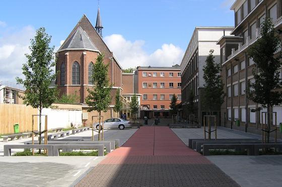 Zitbanken bij Schoolcomplex