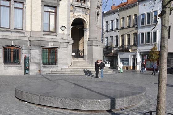 Podium en zitelementen herinrichting gemeenteplein