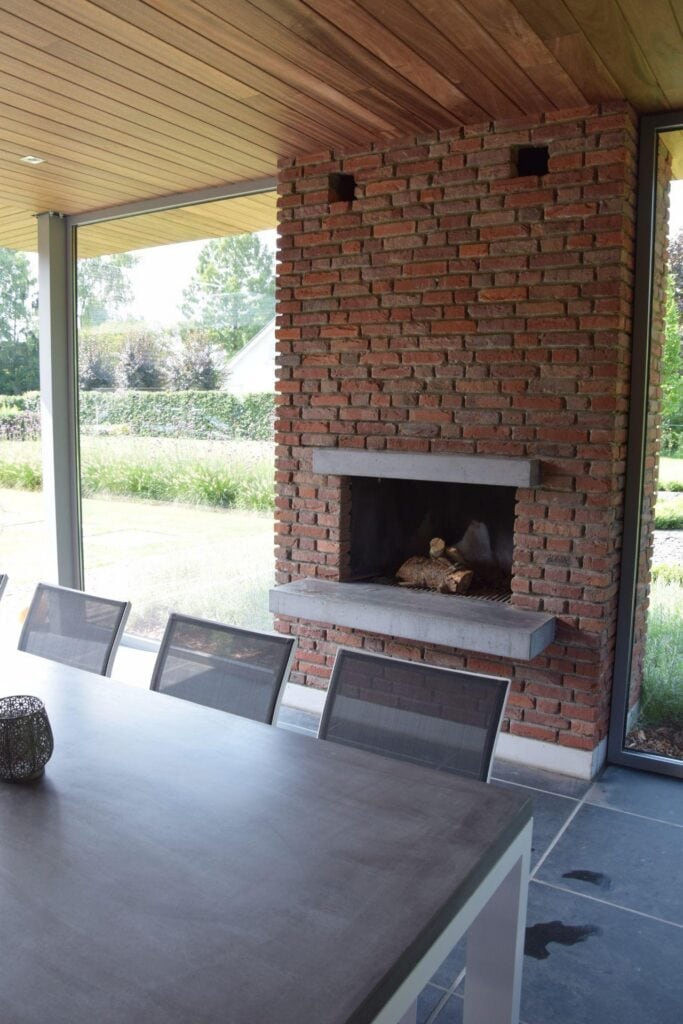 Tuintafel en buitenhaard in beton