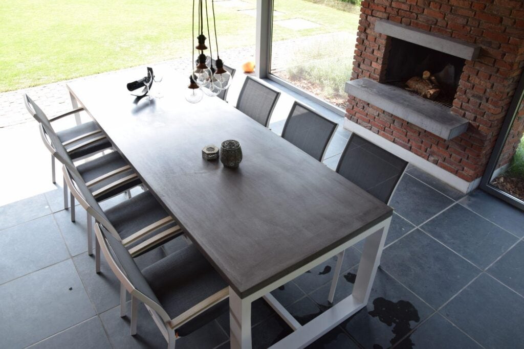 Tuintafel en buitenhaard in beton