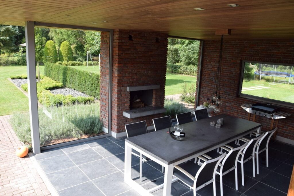 Tuintafel en buitenhaard in beton