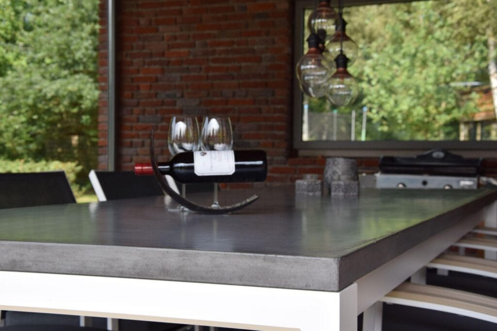 Tuintafel en buitenhaard in beton